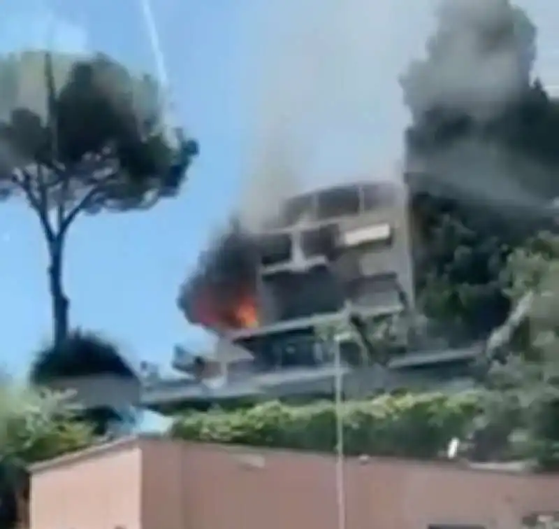 INCENDIO A VIA DEI MONTI PARIOLI