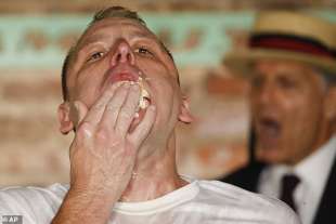 joey chestnut record man di hot dog mangiati in 10 minuti 1