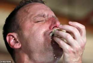 joey chestnut record man di hot dog mangiati in 10 minuti