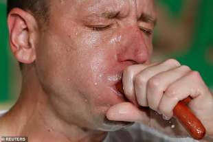 joey chestnut record man di hot dog mangiati in 10 minuti 2