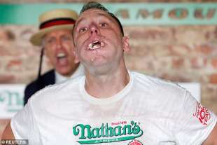 joey chestnut record man di hot dog mangiati in 10 minuti 3