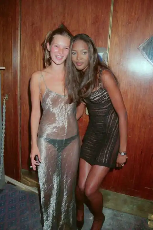 kate moss e naomi campbell   party di elite models 1993