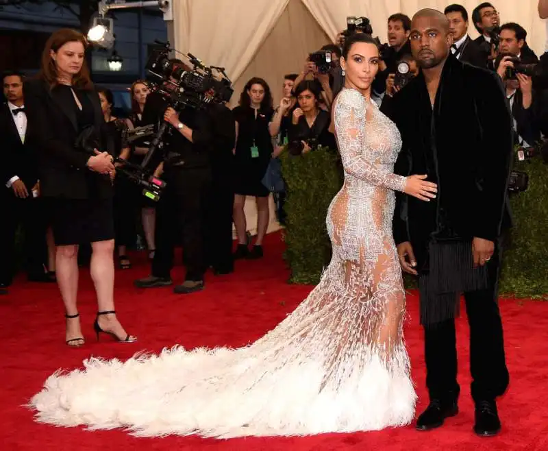 kim kardashian svestita da roberto cavalli 