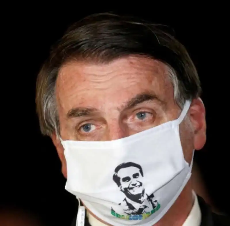 LA MASCHERINA DI BOLSONARO CON SE STESSO