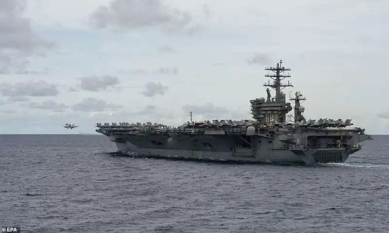 la nave americana uss nimitz nel mar cinese meridionale 