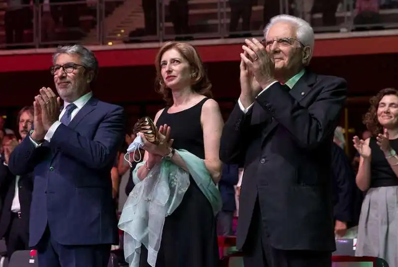 laura e sergio mattarella in piedi per la quinta sinfonia di beethoven diretta da antonio pappano