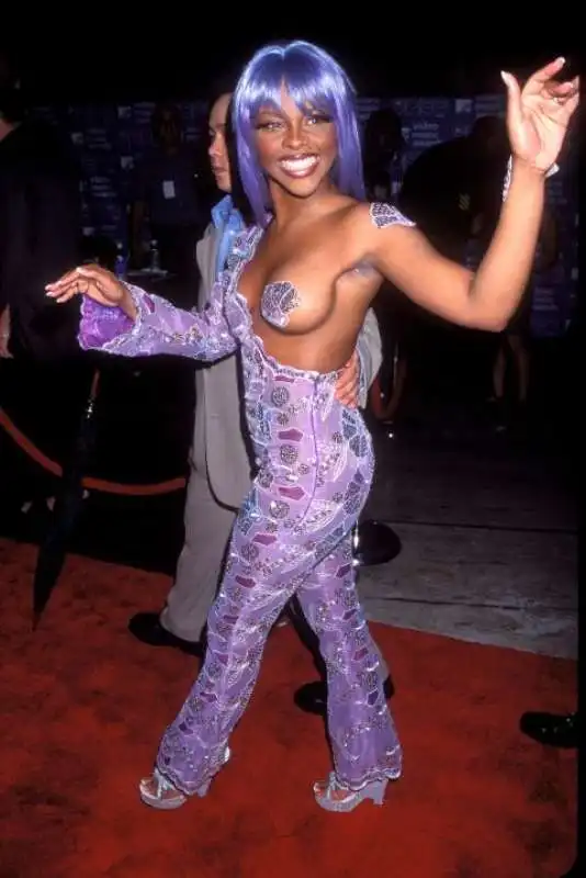 lil kim di viola svestita ai vma 1999