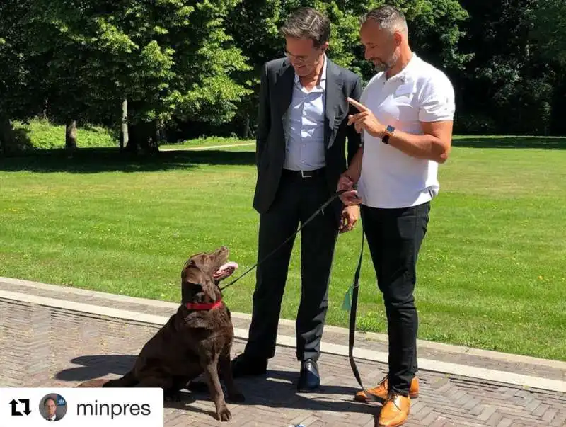 MARK RUTTE CON UN LABRADOR