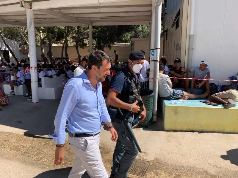 MATTEO  SALVINI  NELL HOTSPOT DI LAMPEDUSA