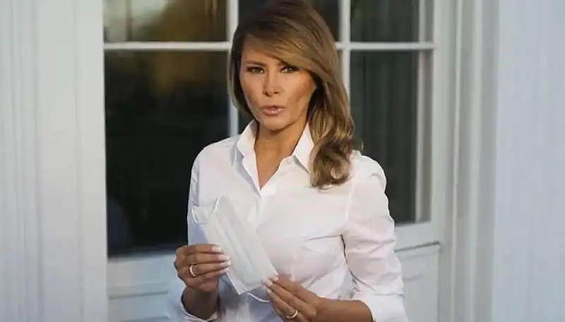 melania trump invita a usare la mascherina