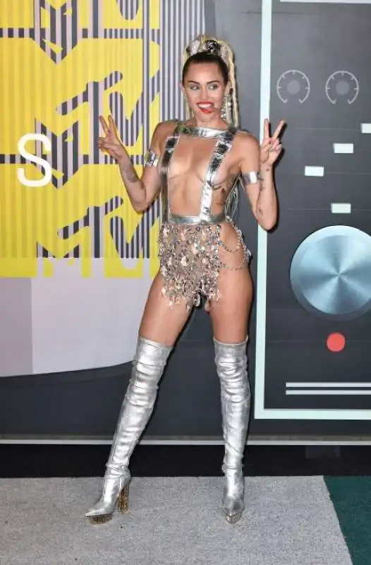 miley cyrus vma awards 2015 