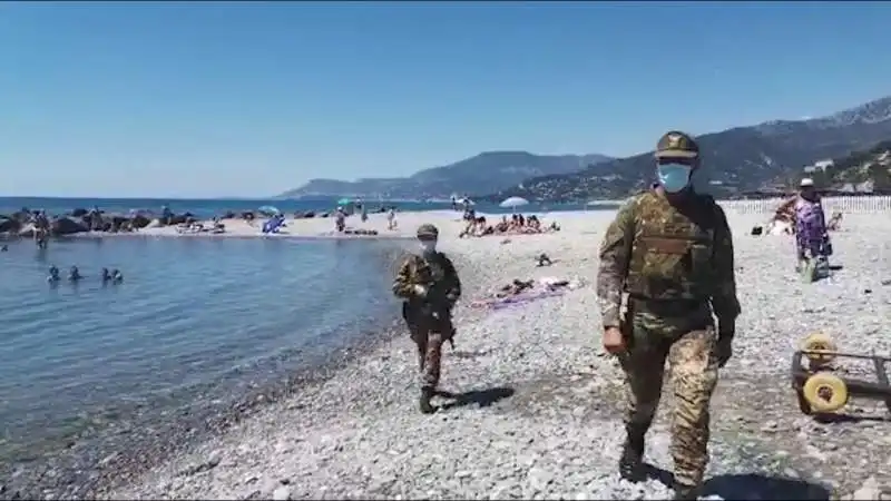 MILITARI IN SPIAGGIA CON I MITRA