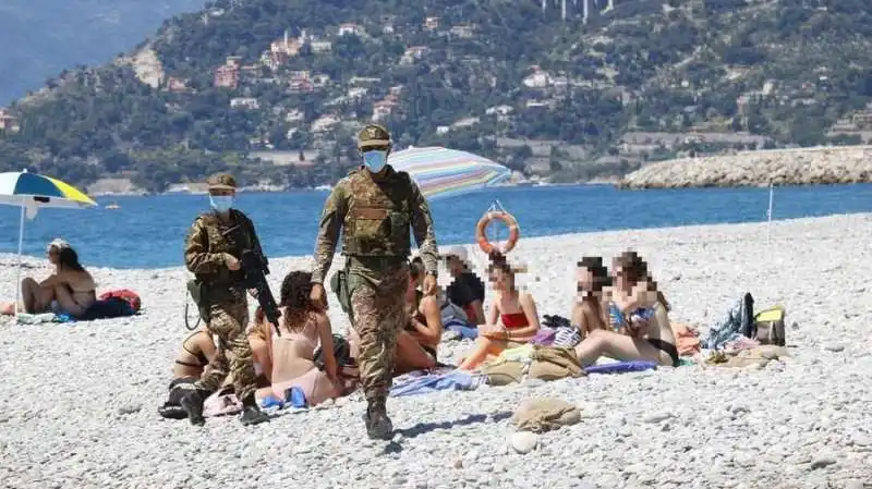 MILITARI IN SPIAGGIA CON IL MITRA 