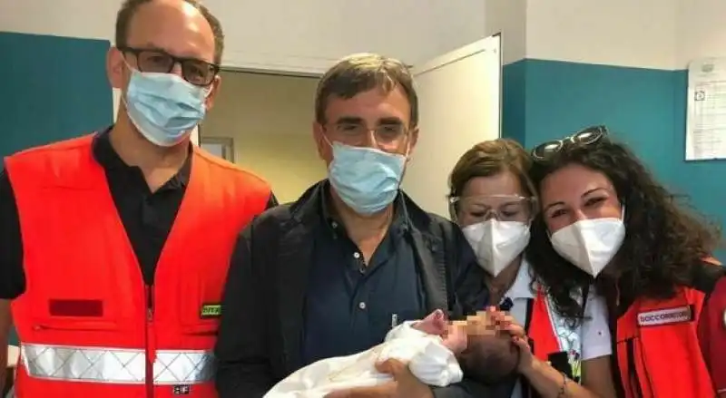 neonato lasciato in culla termica a bari