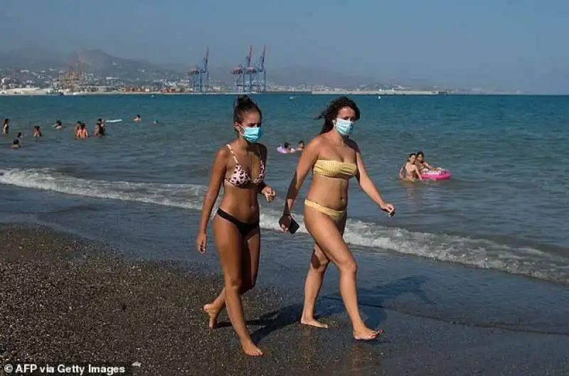 persone in spiaggia a malaga 