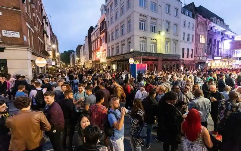 riapertura dei pub in gran bretagna  dopo il lockdown  14