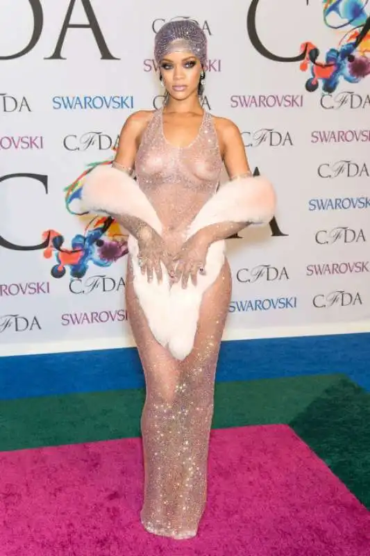 rihanna praticamente nuda ai cfda 2014 