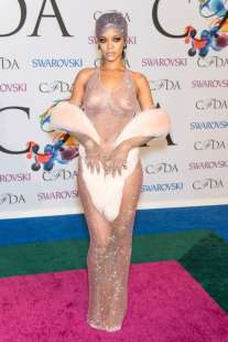 rihanna praticamente nuda ai cfda 2014