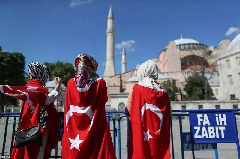 turche velate davanti a santa sofia   istanbul 