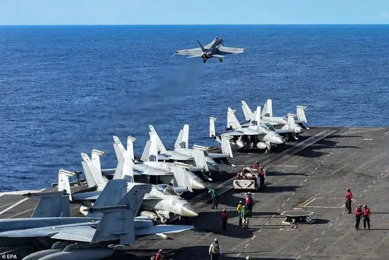 un fa 18e super hornet parte dalla portaerei uss reagna nel mar cinese meridionale 