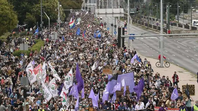 UNGHERIA - LA PROTESTA PER IL LICENZIAMENTO DEL DIRETTORE DI INDEX  