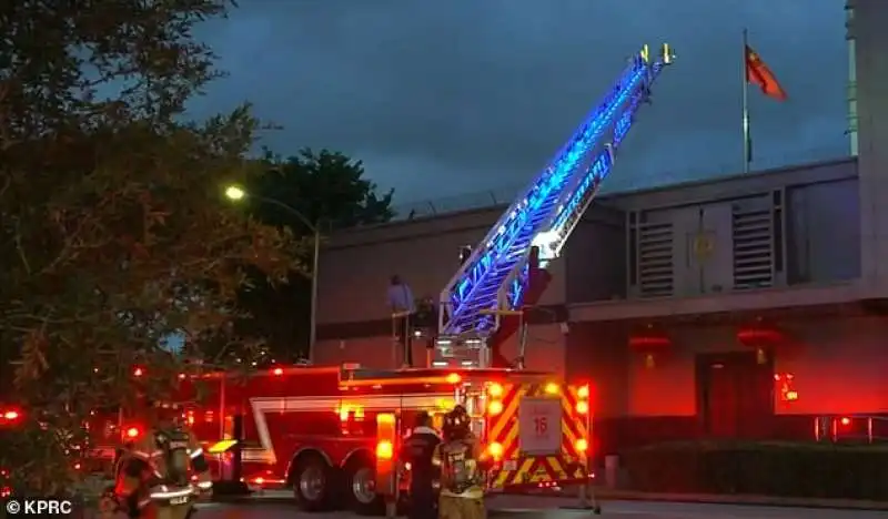 vigili del fuoco arrivano al consolato cinese di houston