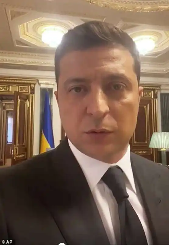 volodymyr zelensky chiede a tutti di guardare earthlings di joaquin phoenix