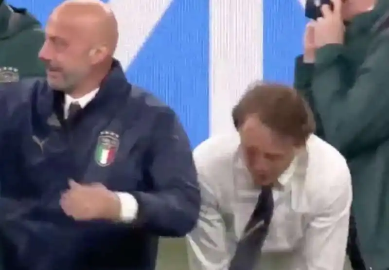 abbraccio tra gianluca vialli e roberto mancini