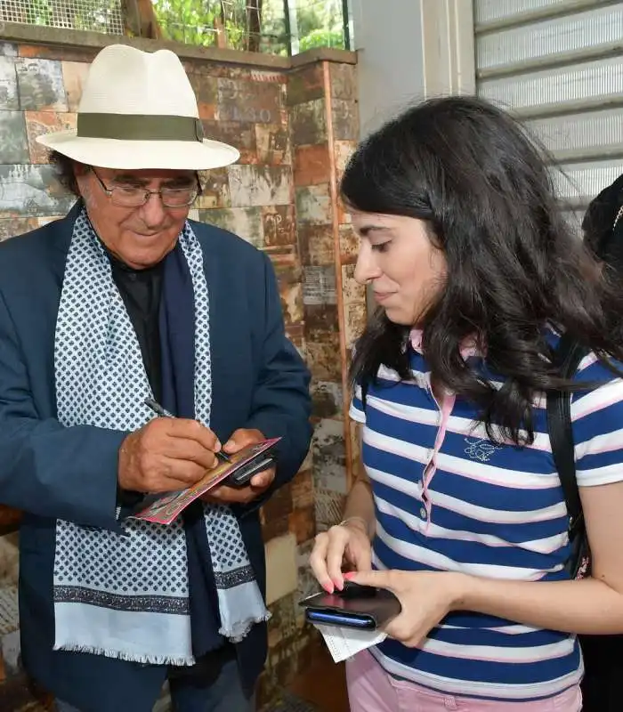 al bano autografa la copertina di un suo disco  foto di bacco  (1)