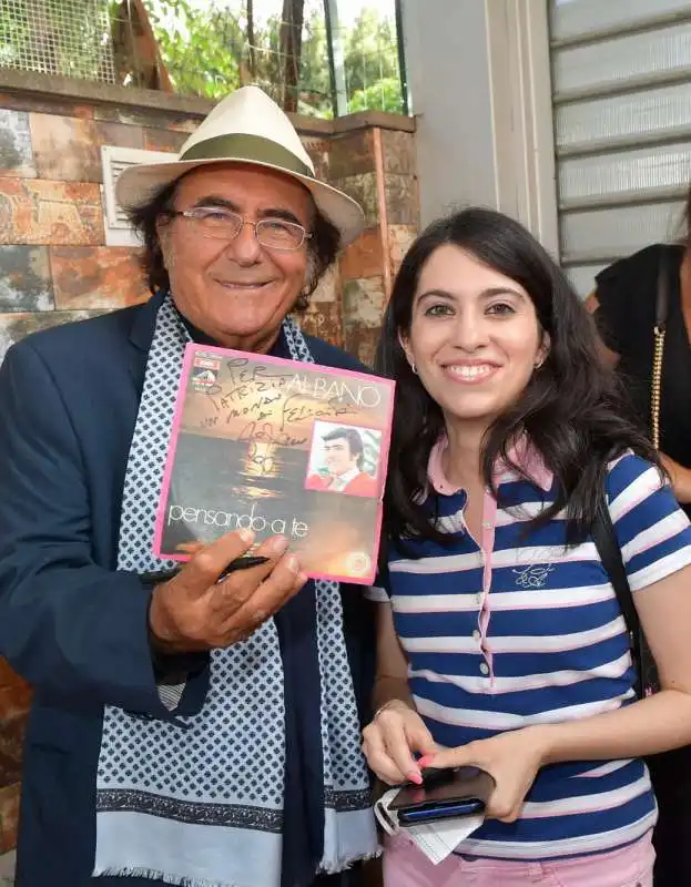 al bano autografa la copertina di un suo disco  foto di bacco  (2)