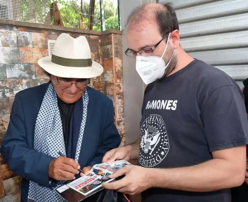 al bano autografa le copertine dei suoi film  foto di bacco