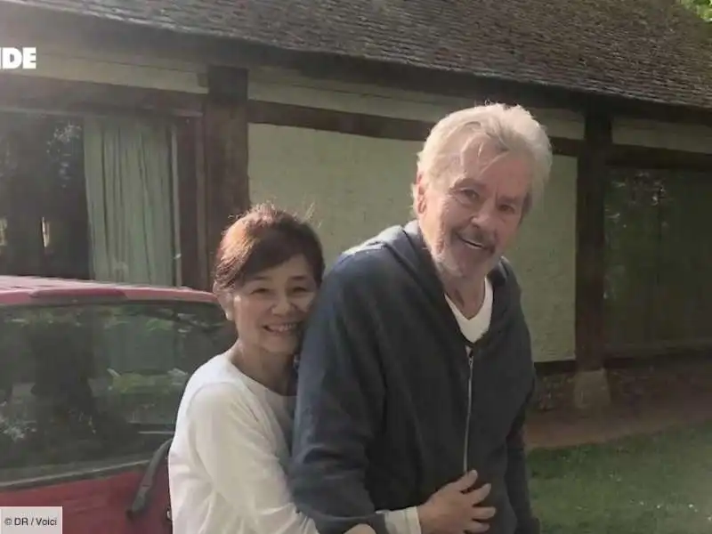 ALAIN DELON CON LA COMPAGNA HIROMI 