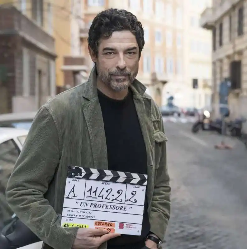 ALESSANDRO GASSMANN SUL SET DI UN PROFESSORE