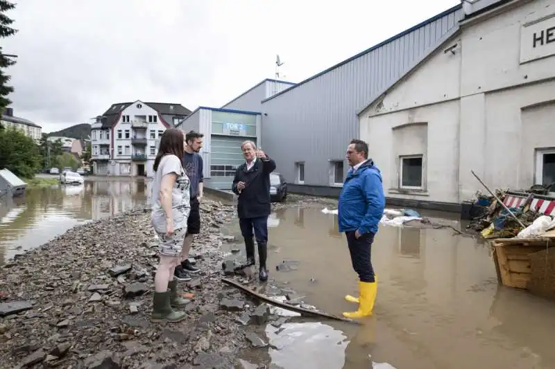 ALLUVIONE IN GERMANIA ARMIN LASCHET CON GLI STIVALI 