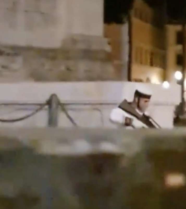 ALTARE DELLA PATRIA TIFOSO INSEGUITO CON FUCILE