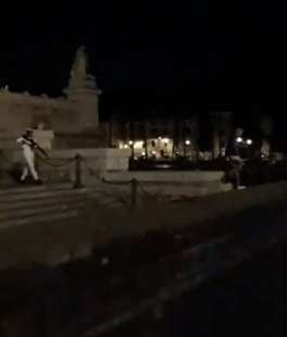 ALTARE DELLA PATRIA TIFOSO INSEGUITO CON FUCILE