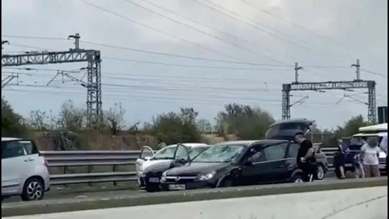 AUTO DANNEGGIATE DA GRANDINE IN AUTOSTRADA 