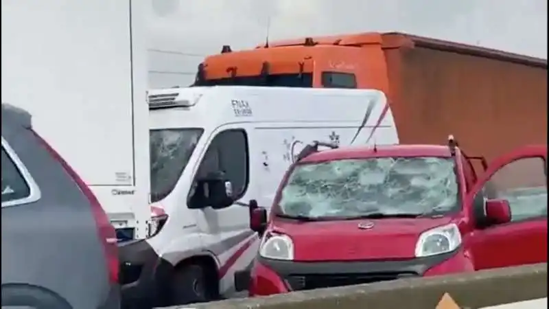 AUTO DANNEGGIATE DA GRANDINE IN AUTOSTRADA 