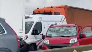 AUTO DANNEGGIATE DA GRANDINE IN AUTOSTRADA