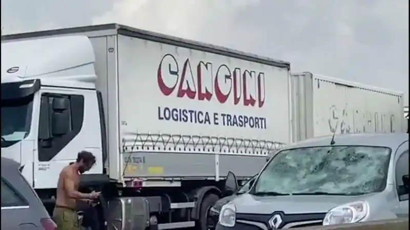 AUTO DANNEGGIATE DA GRANDINE IN AUTOSTRADA 