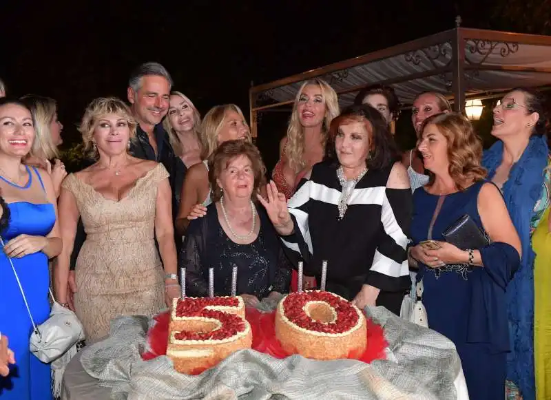 beppe convertini festeggiato dalle sue amiche  foto di bacco (2)