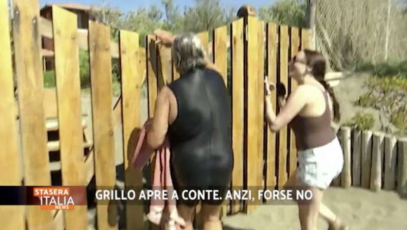 beppe grillo intercettato da stasera italia a marina di bibbona 10