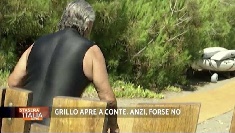 beppe grillo intercettato da stasera italia a marina di bibbona 8