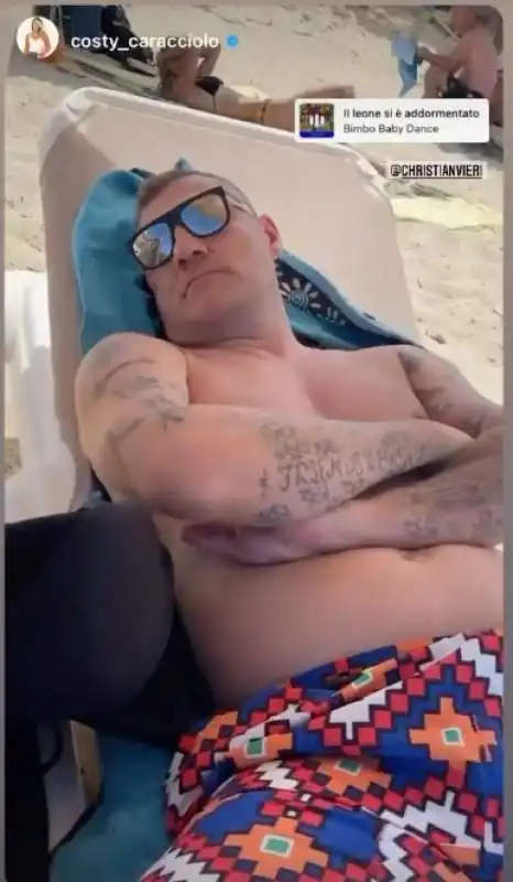 bobo vieri dorme in spiaggia 1