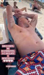 bobo vieri dorme in spiaggia 2