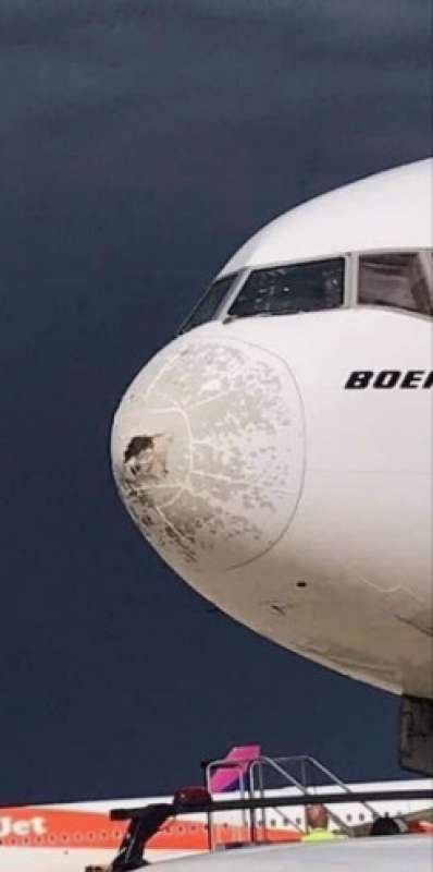 BOEING RIENTRA A MALPENSA PER I DANNI DALLA GRANDINE