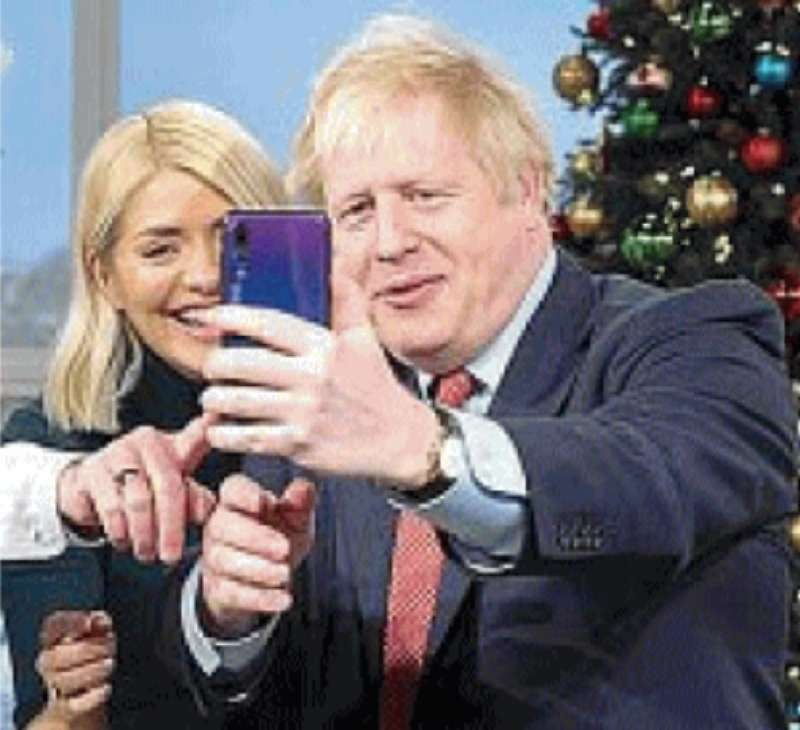 BORIS JOHNSON CON TELEFONO HUAWEI