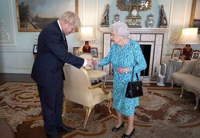 BORIS JOHNSON REGINA ELISABETTA