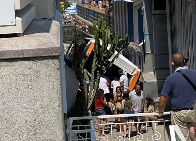 bus precipita in una scarpata a capri