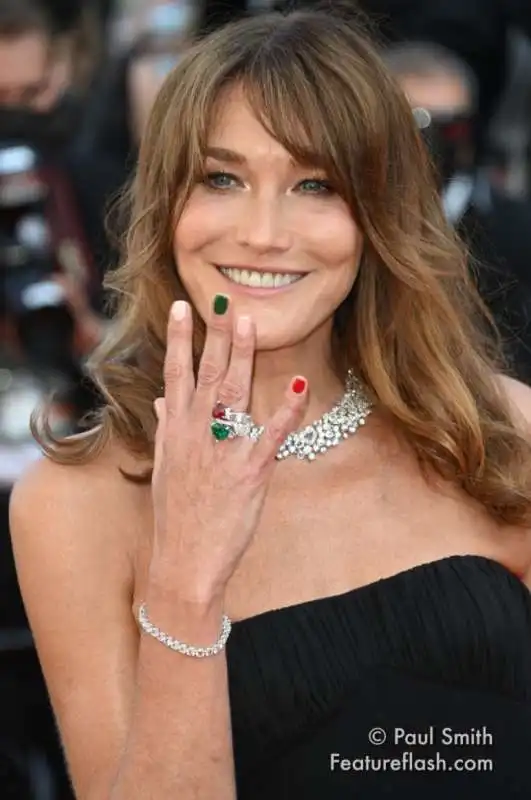 carla bruni con lo smalto tricolore